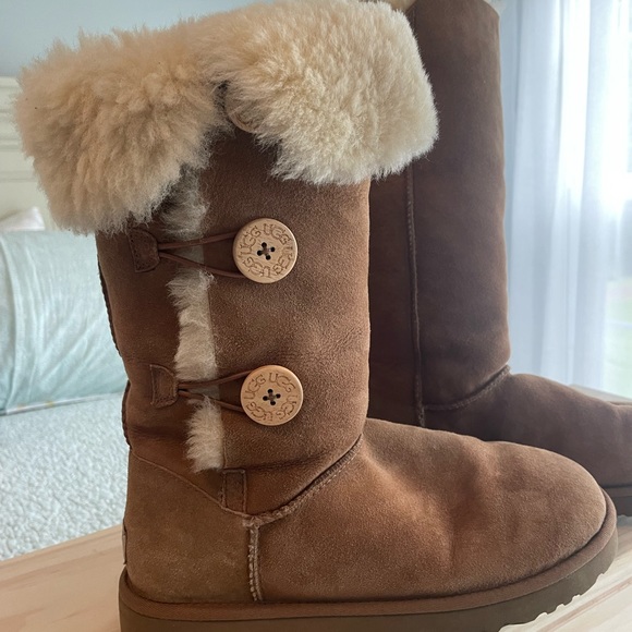 UGG Womens Bailey Triple Button Boot - Picture 3 of 7